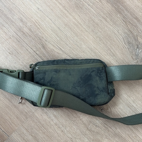 lululemon athletica Green Crossbody Bag - Picture 3 of 4